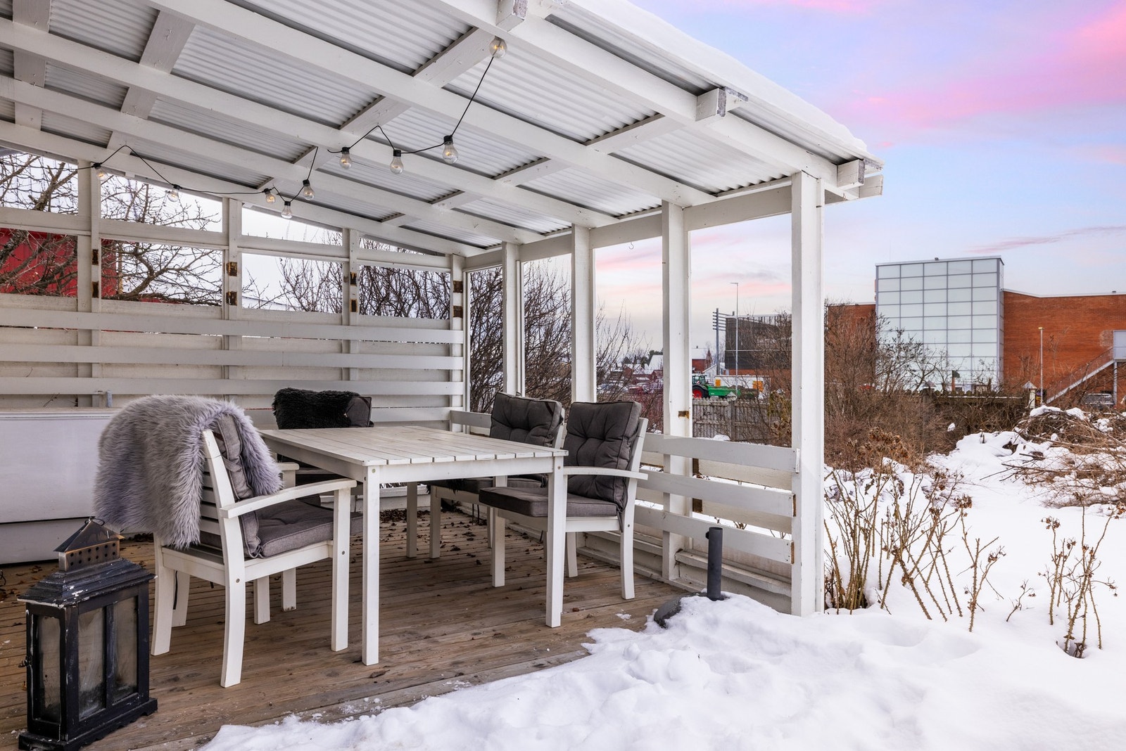 Veranda med takoverbygg gjør at man kan sitte ute selv om været kanskje er utrygt. Galleribilde