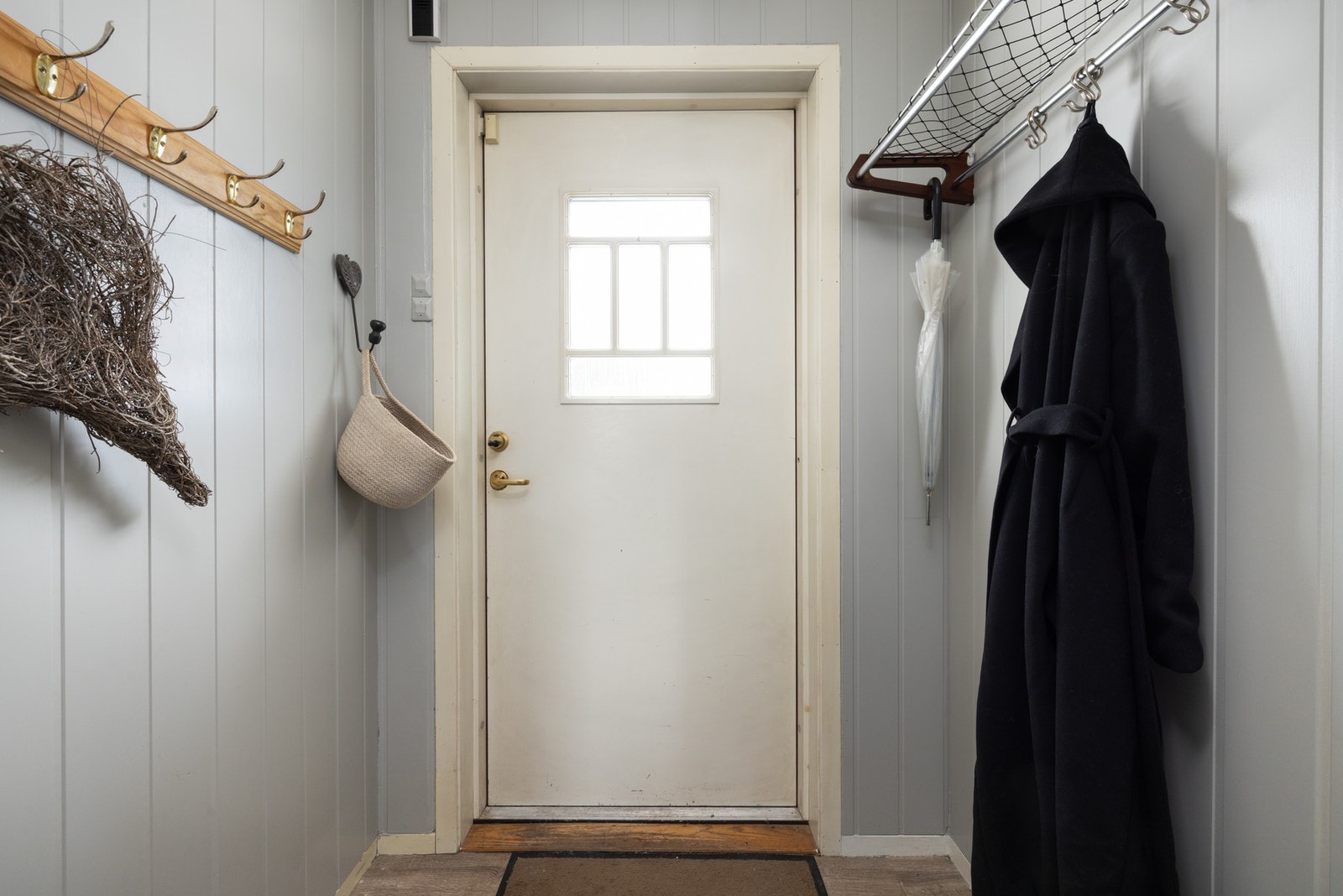 Du kommer inn i en entré med plass til å henge av seg jakker og sko. Galleribilde