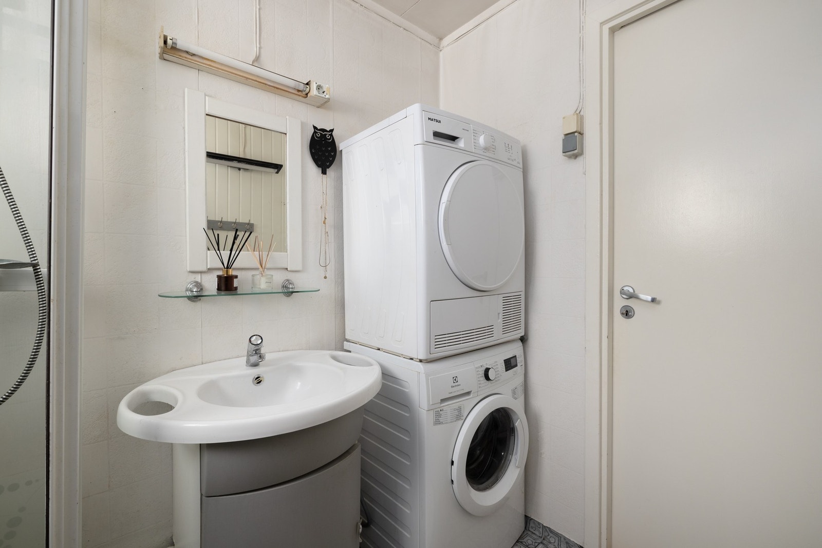 Badet har i dag dusjkabinett, servant og opplegg for vaskemaskin. Galleribilde