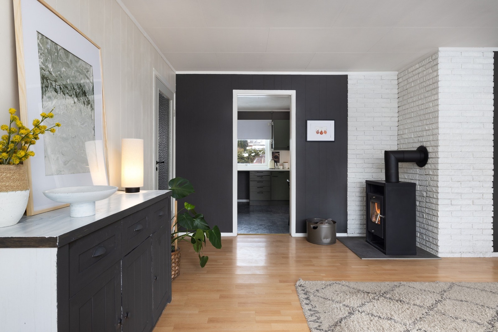 Boligen har en romslig stue som byr på ulike innredningsmuligheter. Galleribilde