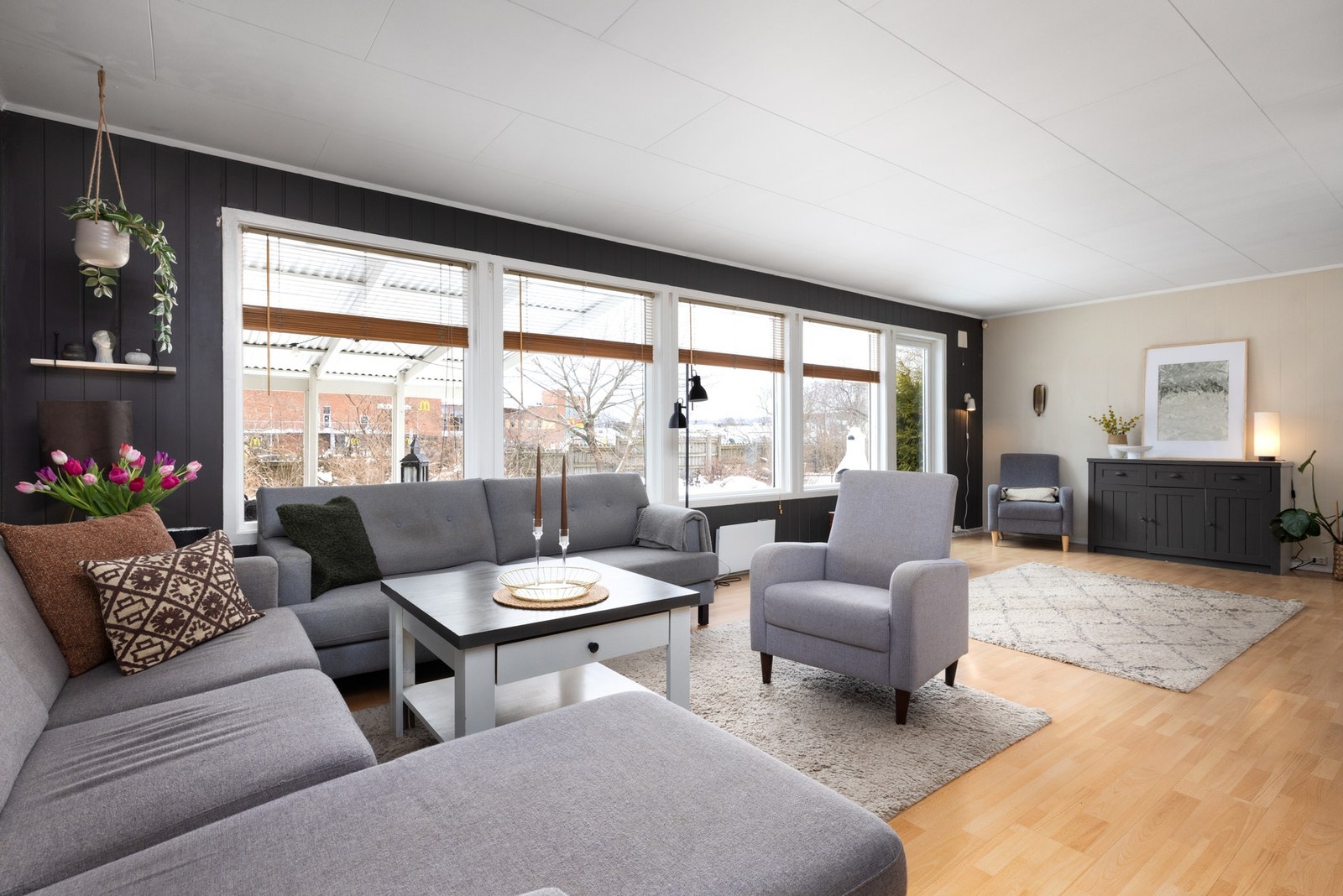 Her er det god plass til stor sofagruppe. Galleribilde