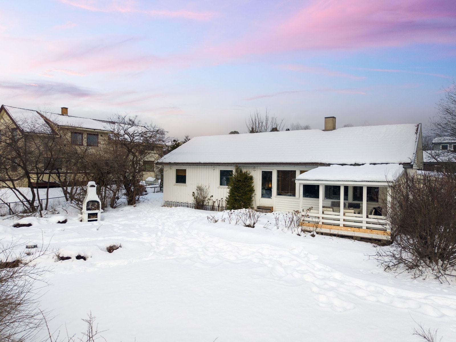 Det er godt med boltreplass for store og små i hagen. Galleribilde