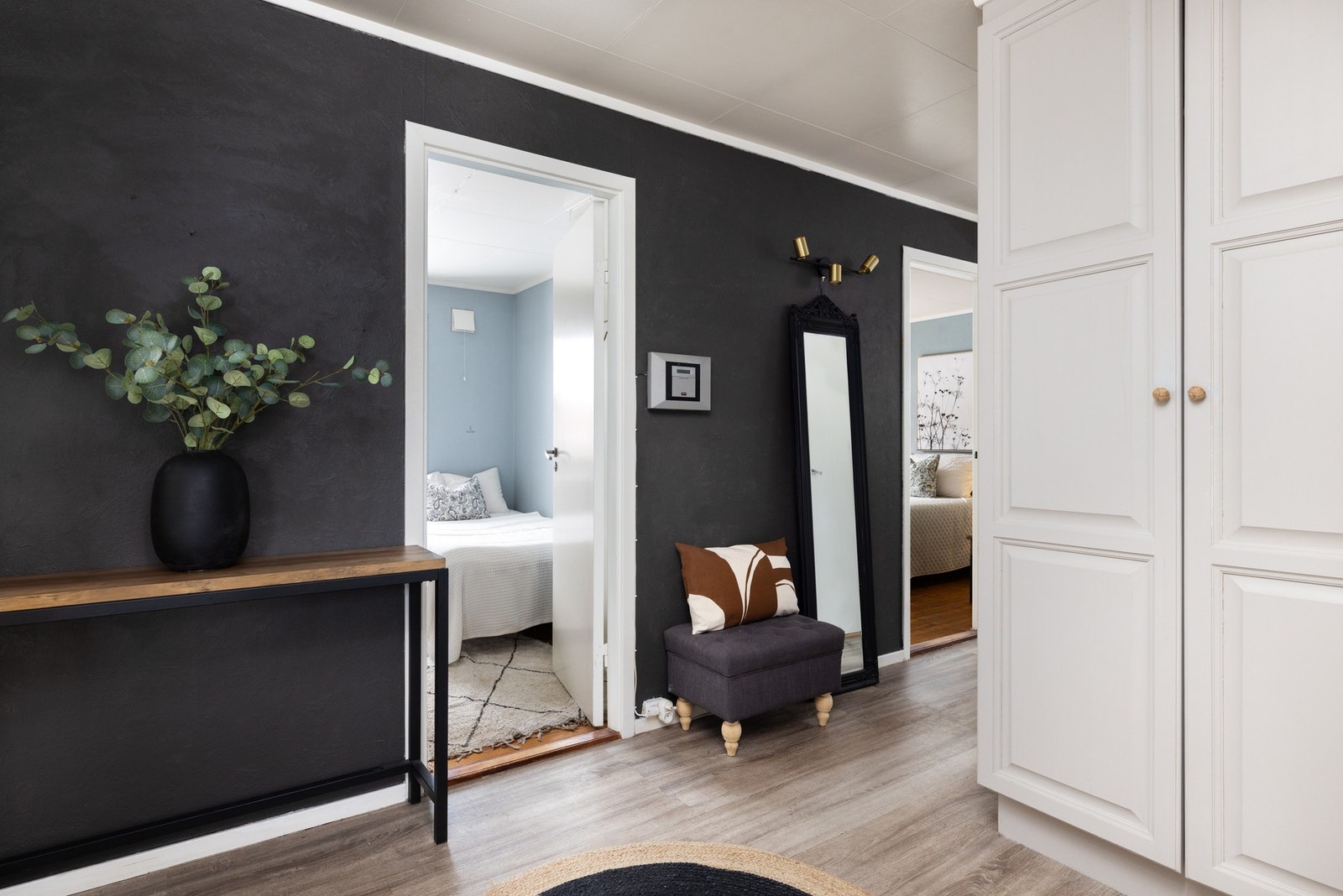 Videre inn i neste gang har du garderobeskap hvor du kan henge ifra deg yttertøyet som ikke benyttes i det daglige. Galleribilde