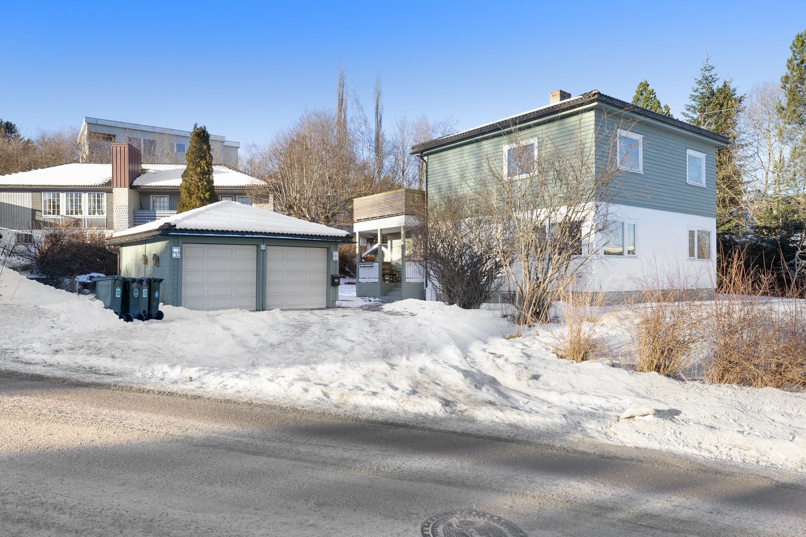 Parkering i dobbeltgarasje og oppstillingsplass på egen tomt. Galleribilde