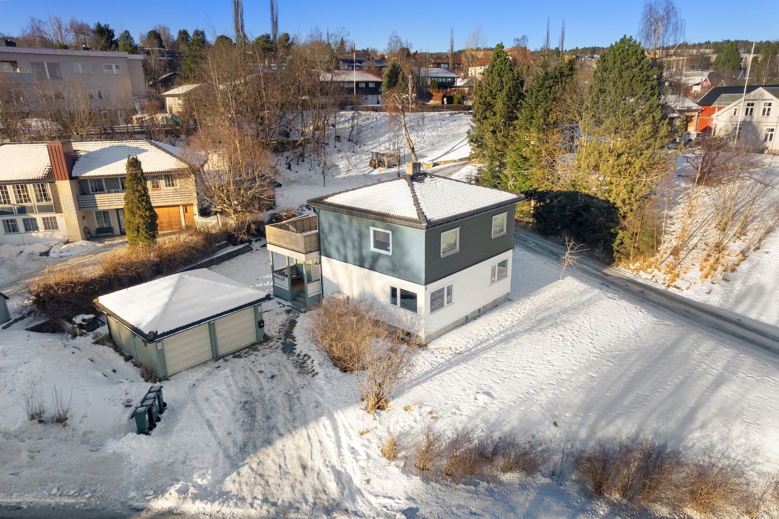 Parkering i dobbeltgarasje og oppstillingsplass på egen tomt. Galleribilde