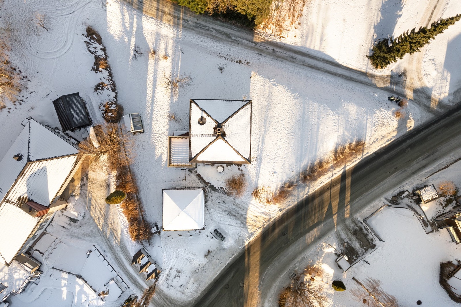Boligen har en stor tomt på 1,1 mål og frodig hage. Galleribilde
