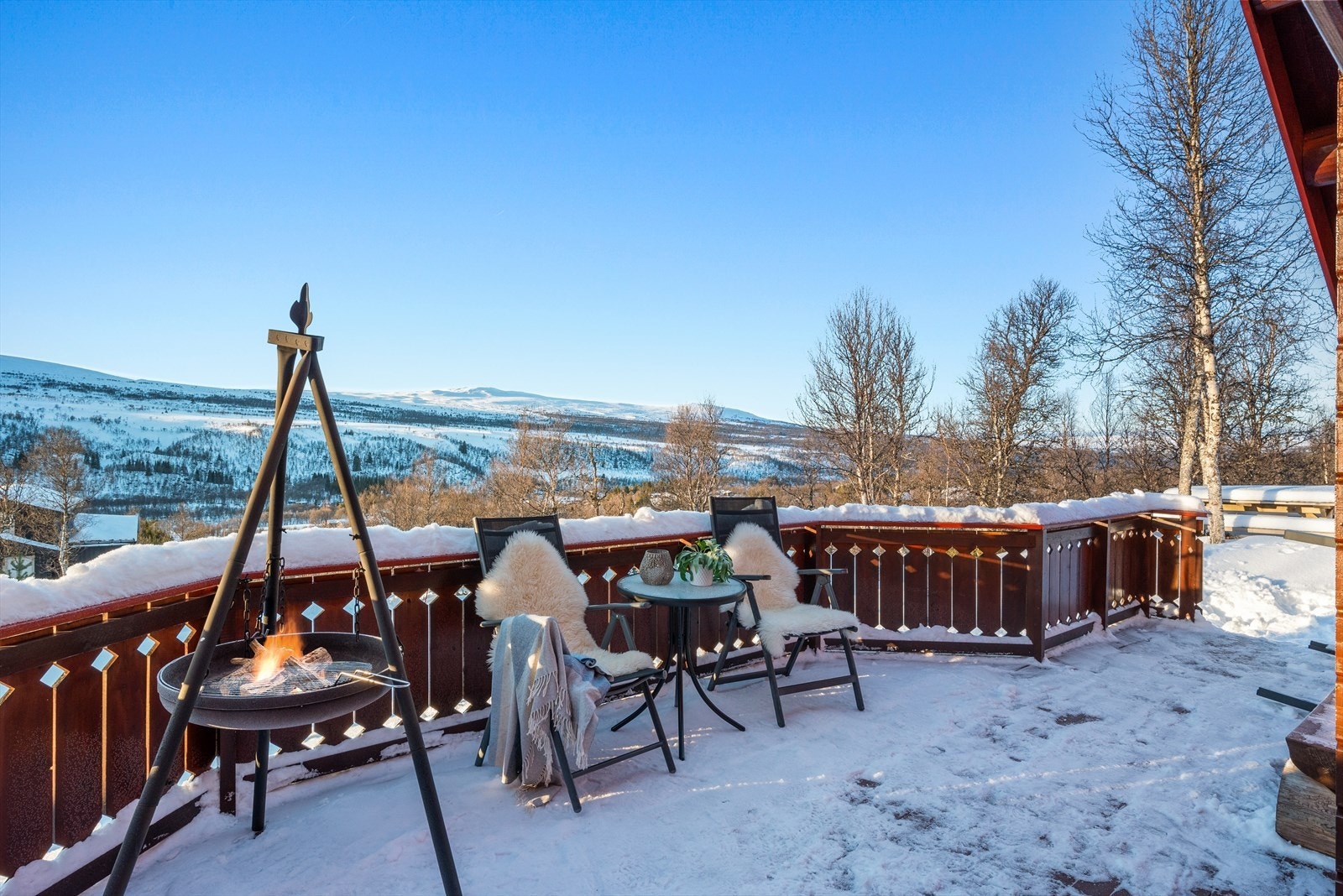 Beliggenheten er rolig og usjenert, og hytta omkranses av skog og flotte turmuligheter. Galleribilde