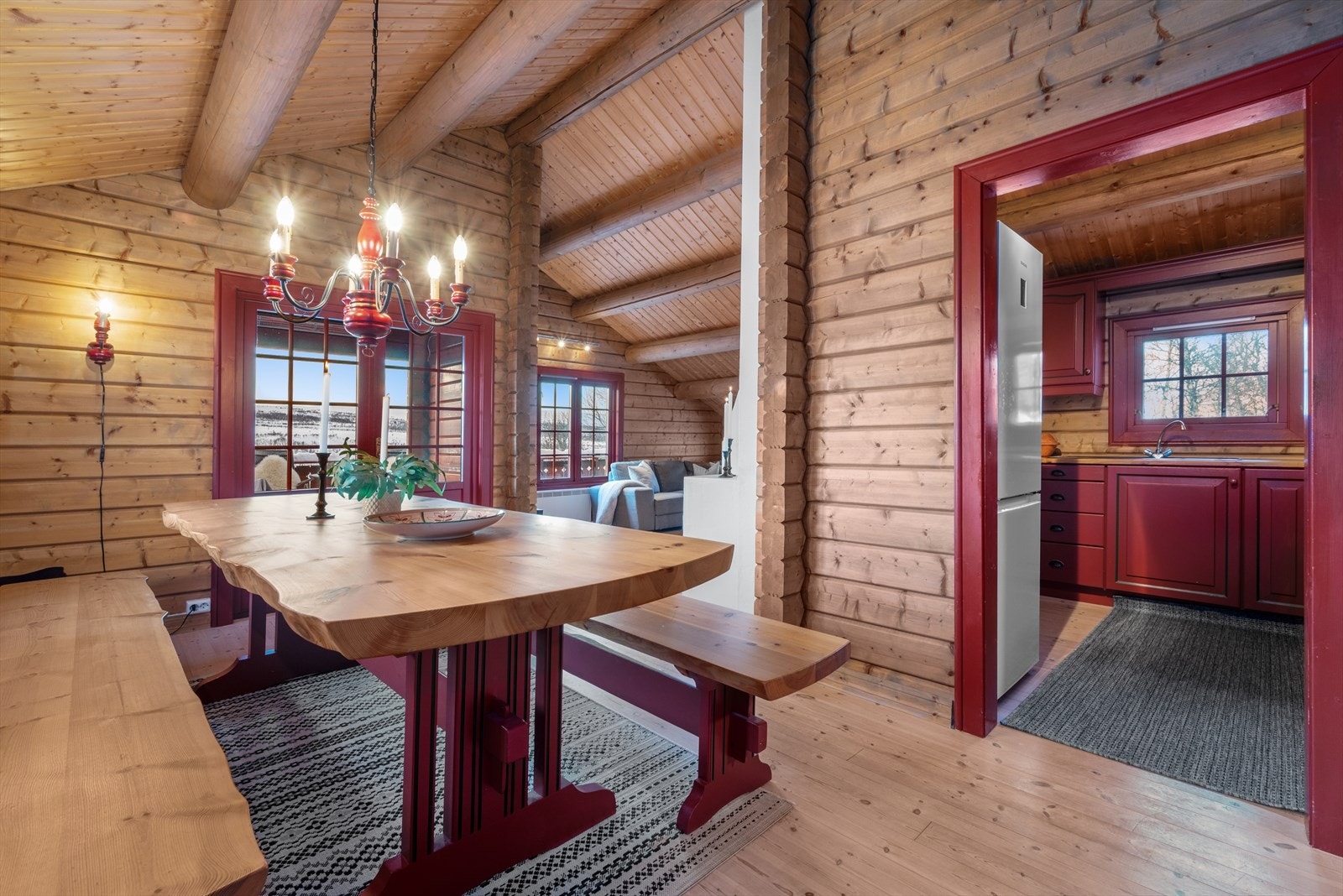 Her samles venner og familie for hyggelige måltider rundt et langbord. Galleribilde