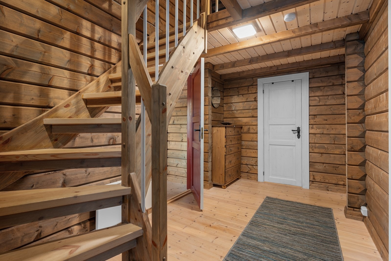 Gangen/trapperommet innenfor entréen er på ca. 7,5 kvm, og har trapp opp til hemsen. Galleribilde