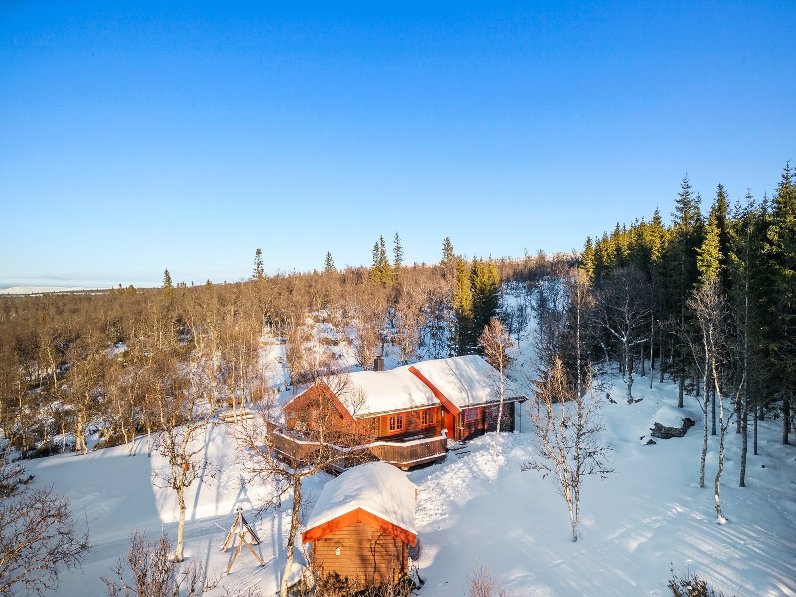 Hytta har praktisk lagring i et frittstående uthus på ca. 8 kvm, som evt. kan isoleres og gjøres om til et anneks hvis behovet er der. Galleribilde