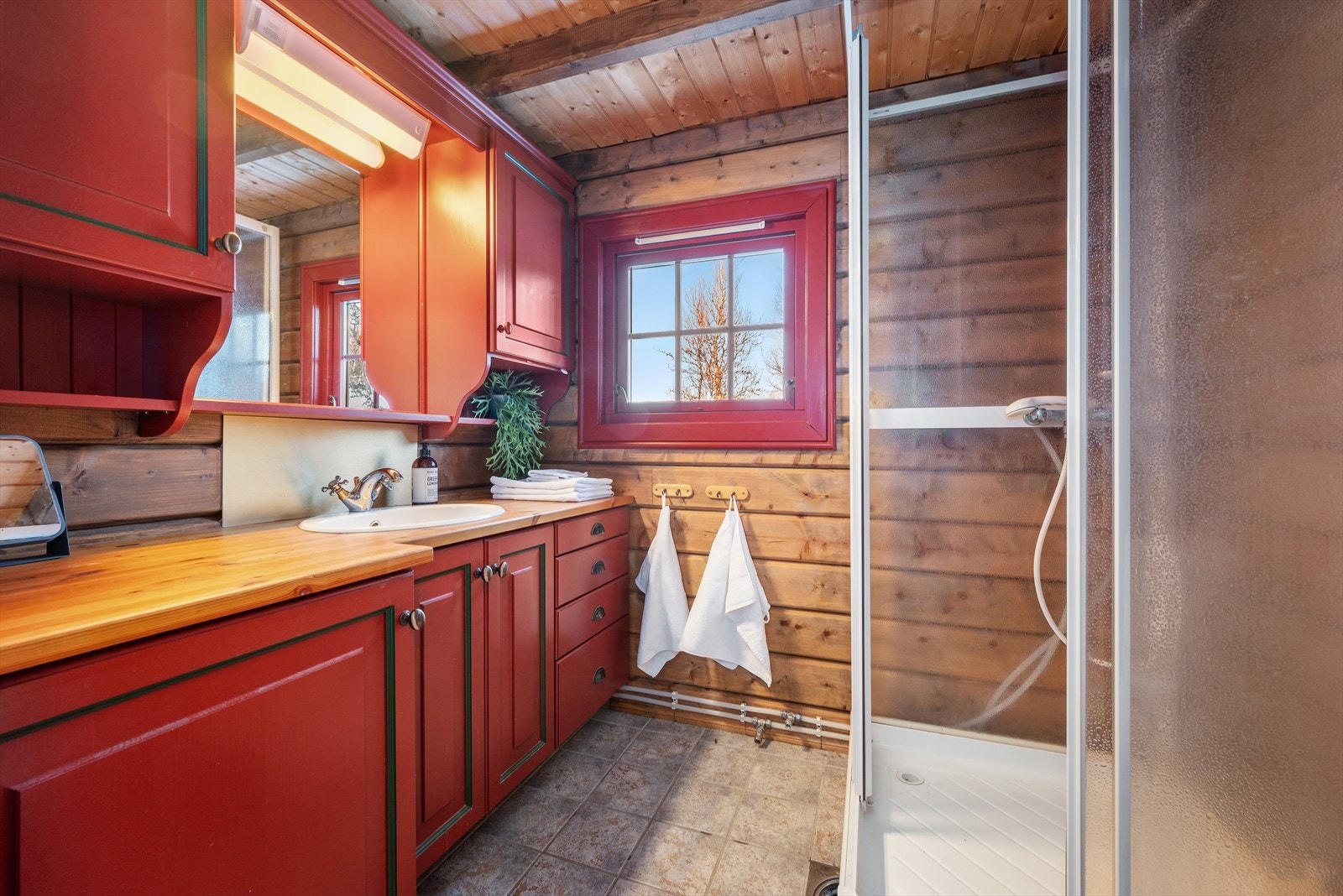 Dagene får en fin start på et koselig bad med dusjkabinett og flislagt gulv. Galleribilde