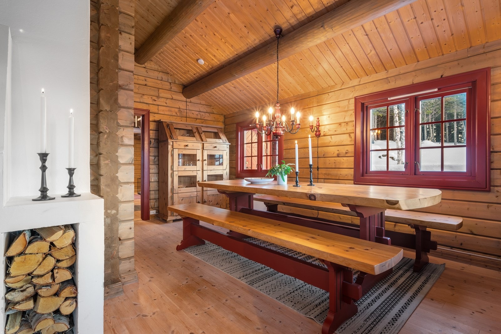 Stuen er naturlig avdelt i ulike soner, og det passer utmerket å innrede med spiseplass utenfor kjøkkenet. Galleribilde