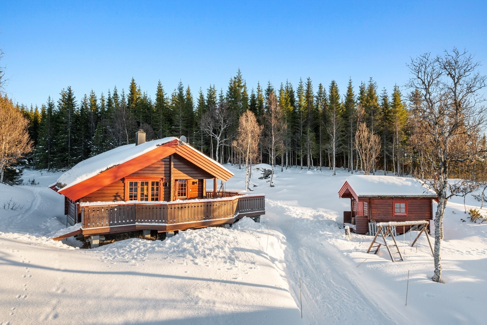 Hytta har en flott plassering, innerst i en stille og rolig blindvei. Galleribilde