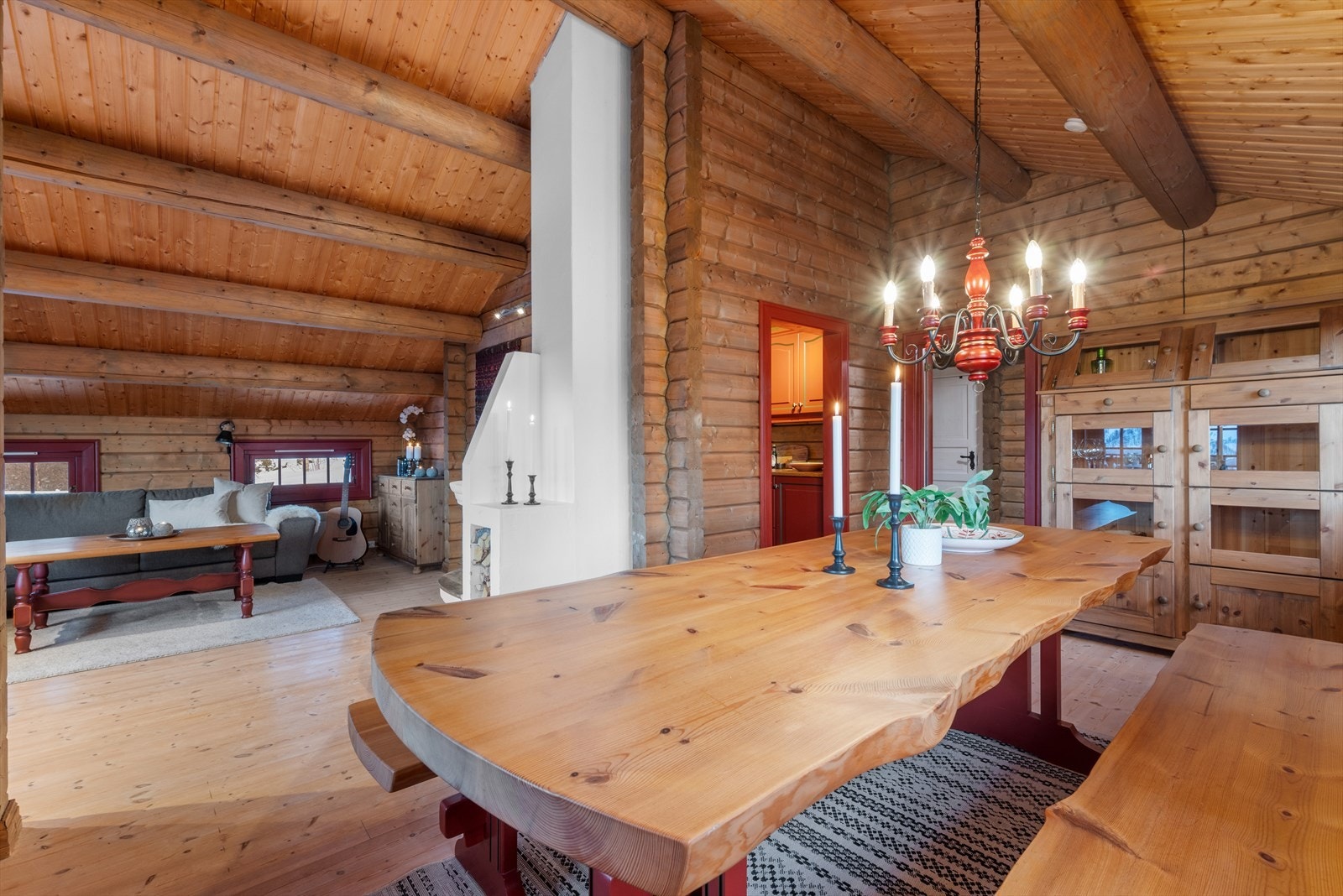 Ekstra god takhøyde bidrar til en herlig og luftig atmosfære i stuen. Galleribilde