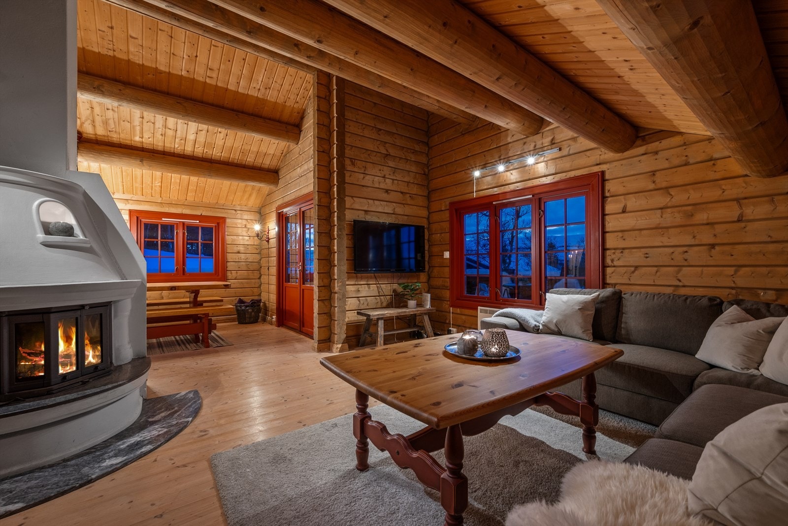 Stuen er et åpent og innbydende oppholdsrom, som innbyr til hygge fra tidlig morgen til sent på kveld. Galleribilde