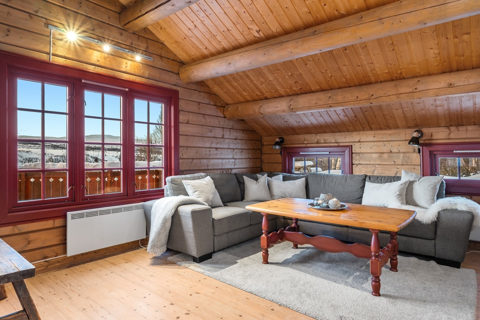 Vinduer i tre retninger gir gode lys- og utsiktsforhold i stuen. Galleribilde