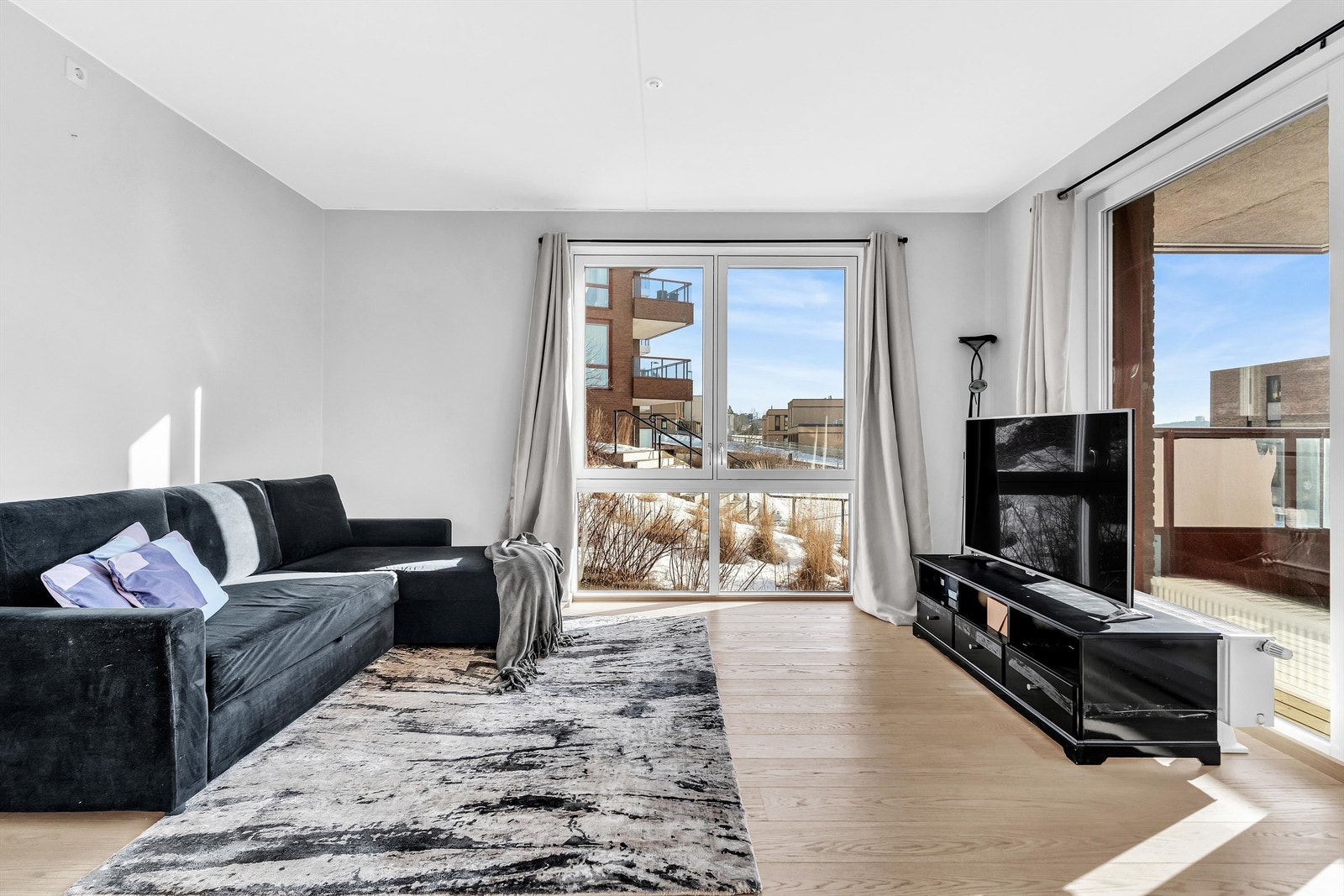 Leiligheten varmes opp med fjernvarme via radiatorer Galleribilde