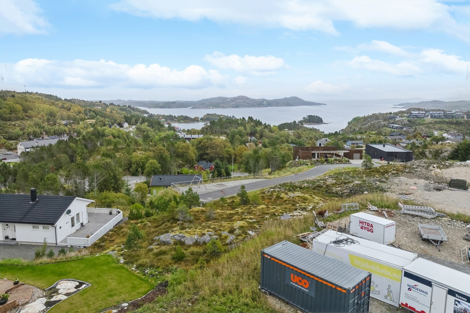 Tomten har en god beliggenhet i enden av en blindvei. Galleribilde