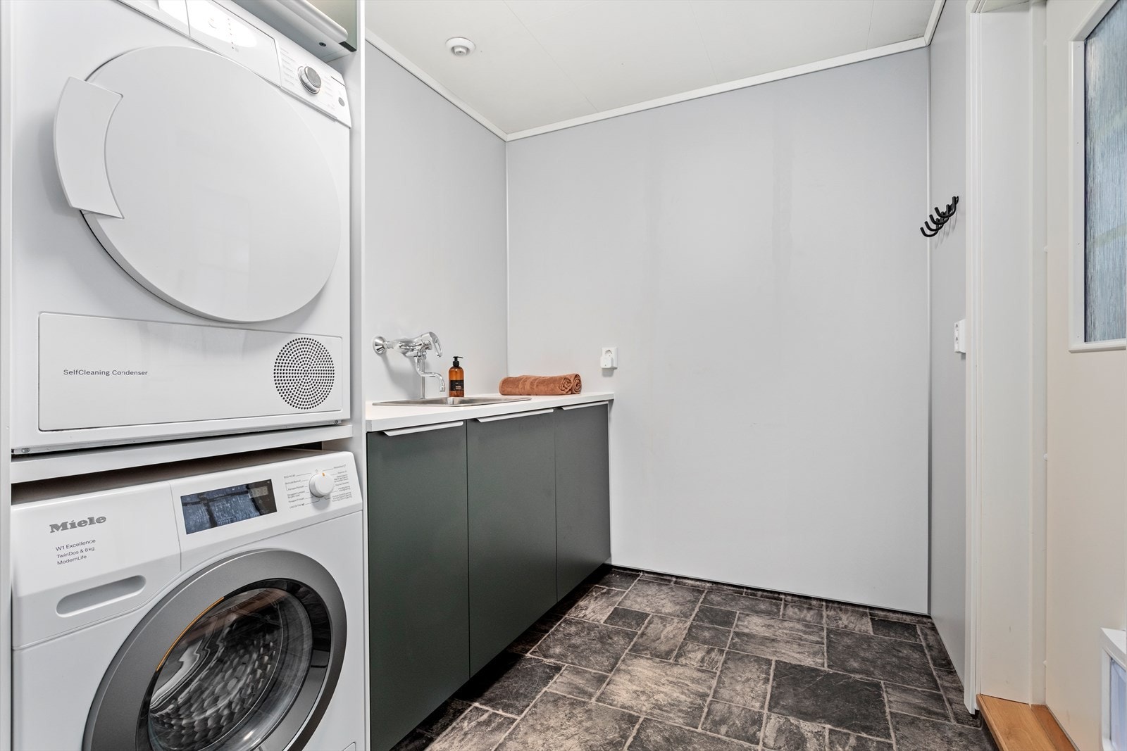 Lekkert vaskerom! Det er ny innreiing med belegg på golv, baderomsplater på veggar og kvite plater i himling. Rommet har også eigen inngang. Galleribilde