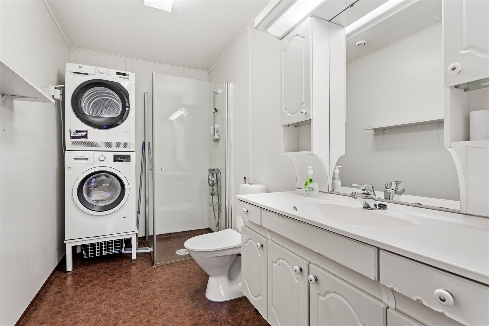 Baderommet har standard frå byggjeår. Det er nytta belegg på golv og måla plater på veggar. EIgar har fått sett inn eit nytt dusjkabinett her (som ikkje er med på bilde) Galleribilde