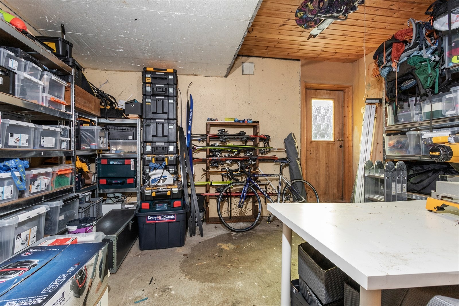 Praktisk bod for små og store hobbyprosjekter. Frå denne boda er det også direkte tilkomst ut til hage. Galleribilde