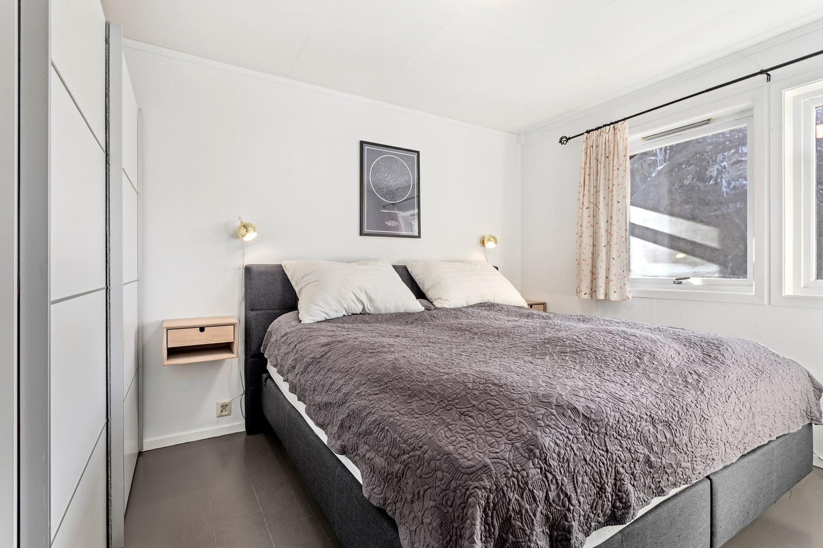 Dette soverommet er innreia med romsleg garderobeskåp. Galleribilde