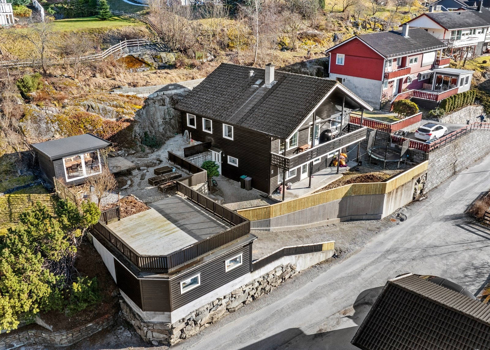 Innkøyrsla til carport er forbetra og gjort breiare med ny betongvegg mot huset. Galleribilde