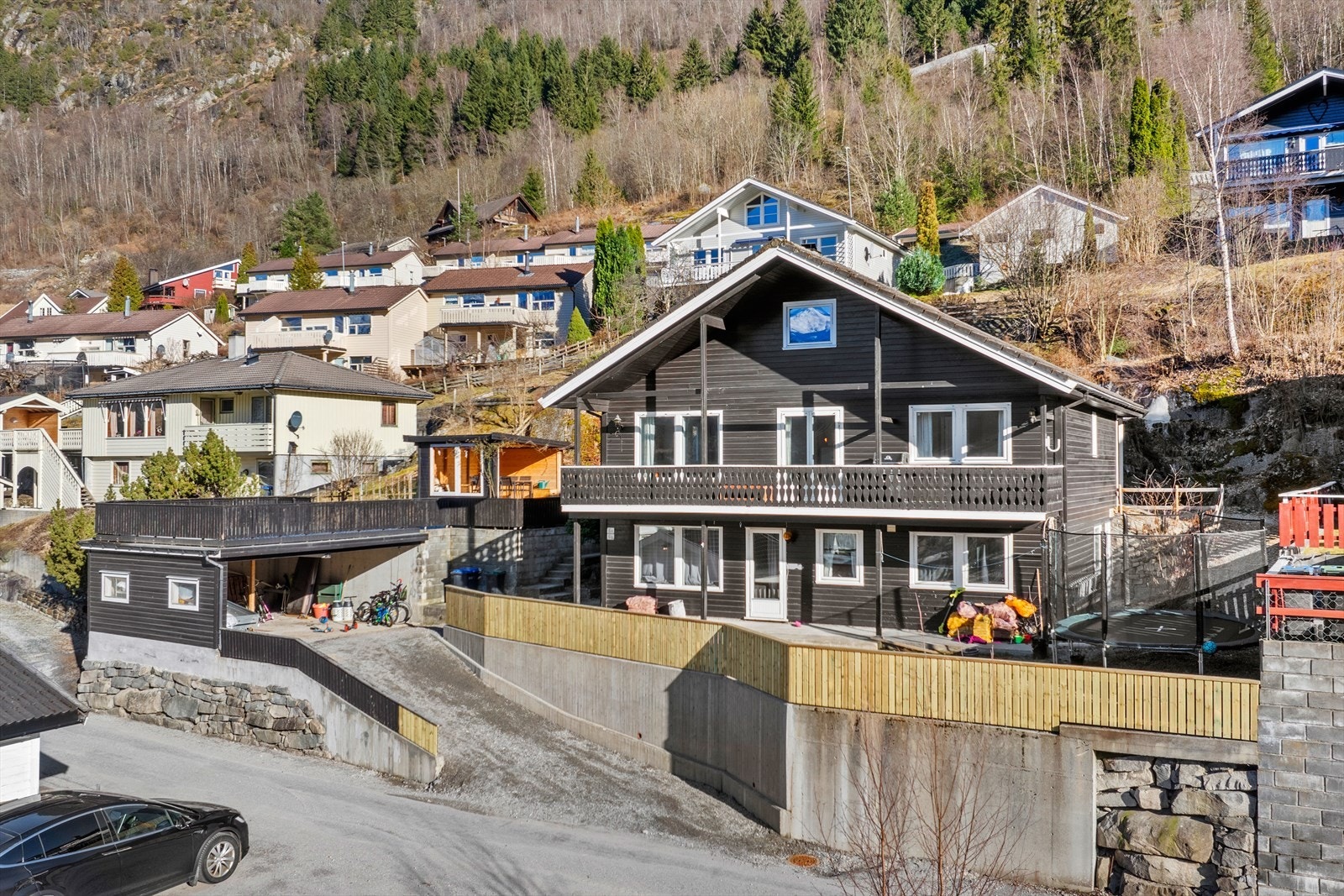 Velkommen til Johnsavegen! Innhaldsrik einebustad med utleige i populære Sandviki, eit attraktivt byggjefelt sentralt i Gaupne. Galleribilde