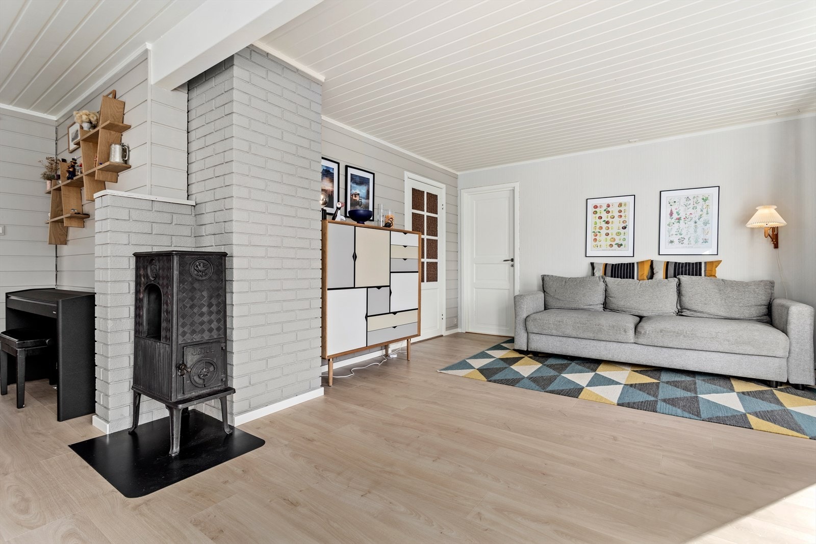 Stova har ei fin utforming og kan lett innreiast med sittegrupper. Det er også vedomn i rommet. Frå stova leiar det rett ut til altan i framkant av bustaden. Galleribilde