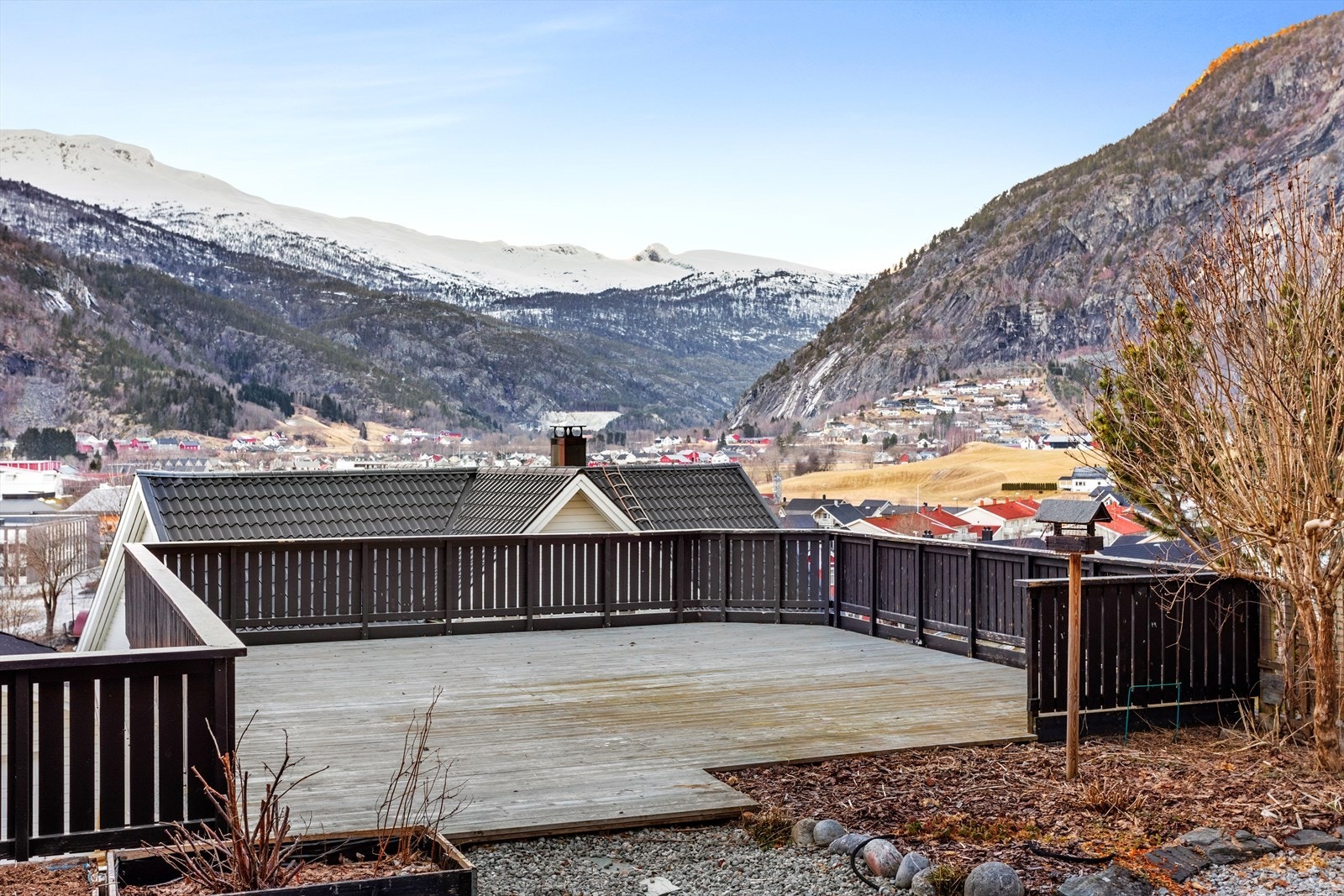 Over carporten er det terrasse med flott utsikt og gode solforhald. Galleribilde