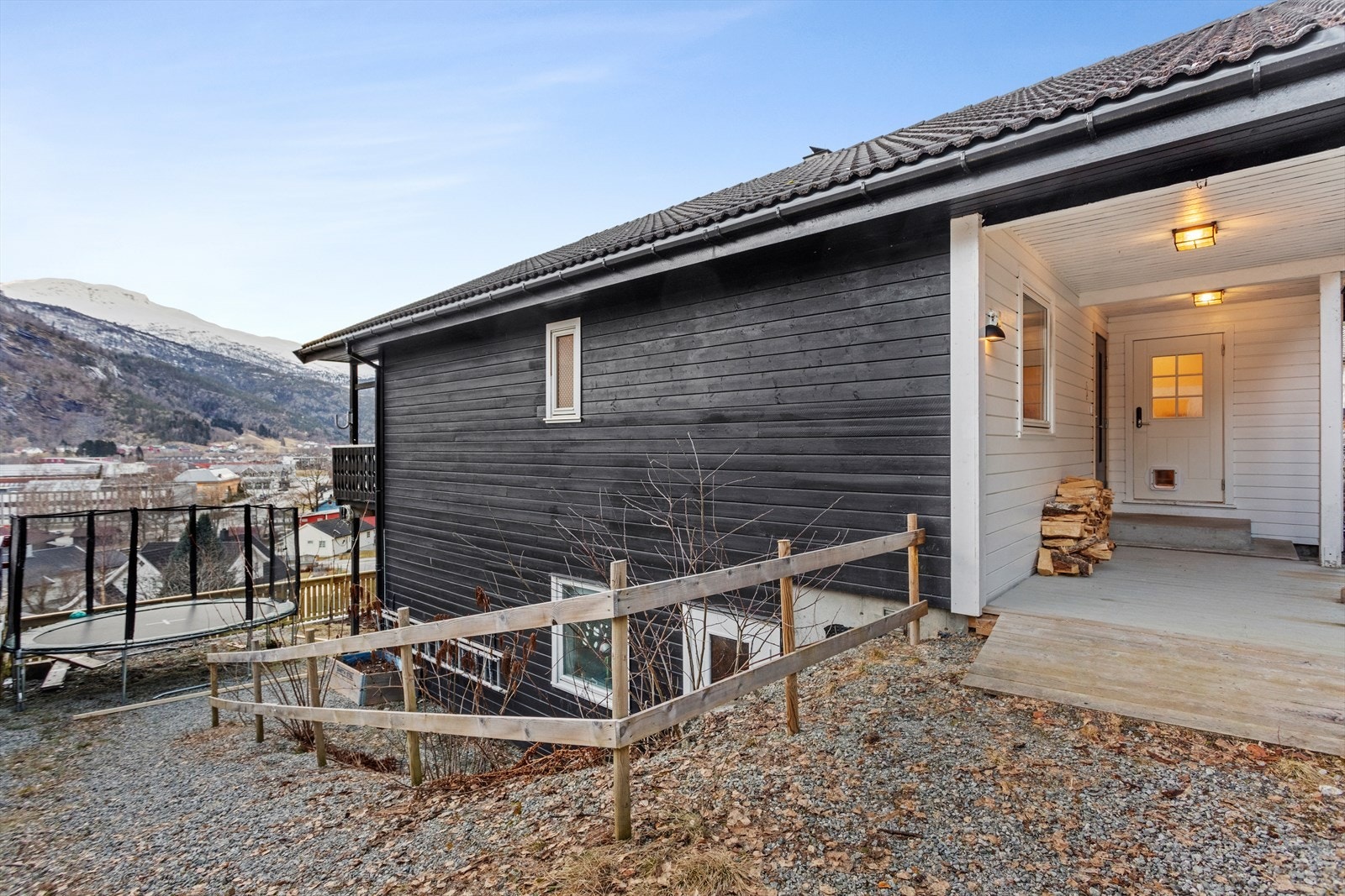 Inngangspartiet til 1. etg er overbygd. Like ved ligg inngang til vaskerom. Galleribilde