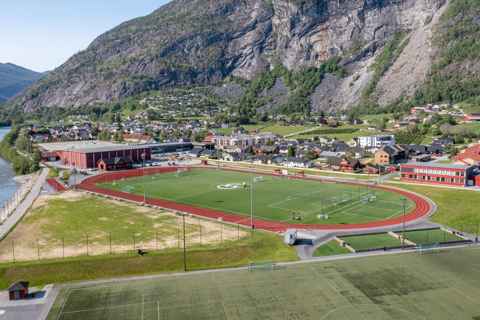 Bygda har aktivt Idrettslag med bl.a. fotball, handball og skigruppa i tillegg til skulekorps. Galleribilde
