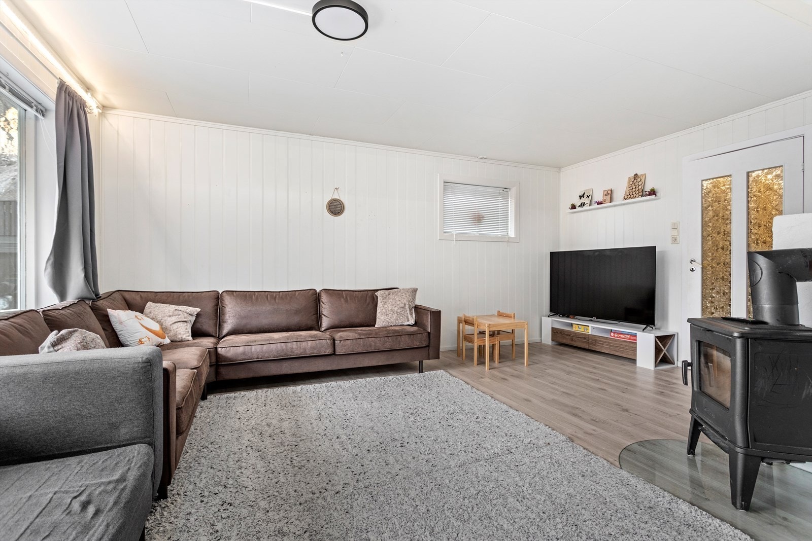 Lys og triveleg stove med vedomn som ekstra oppvarmingskjelde. Galleribilde