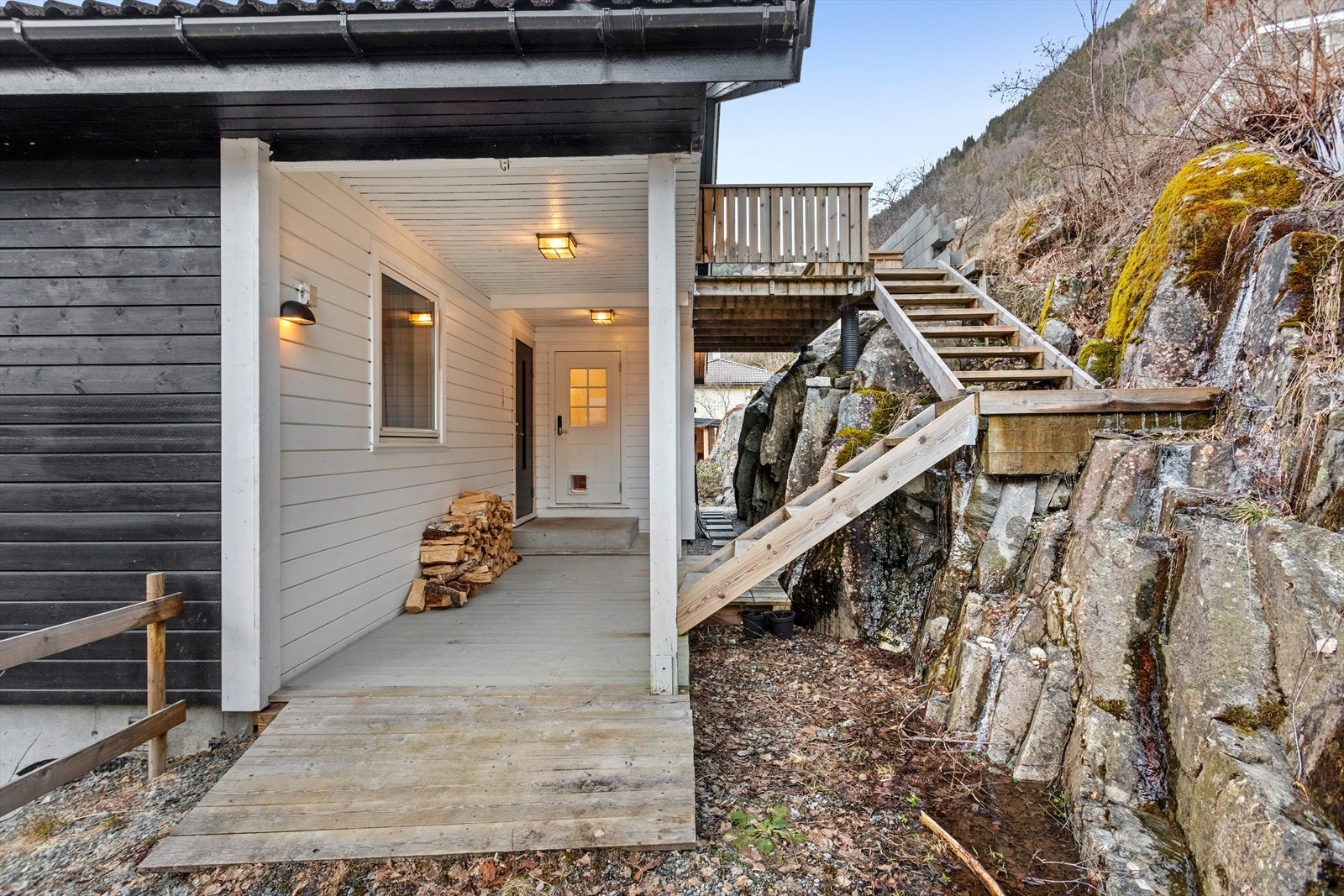 Overbygd inngangsparti til huset med eigen inngang til vakerommet. Tretrapp opp til loftsplan. Galleribilde