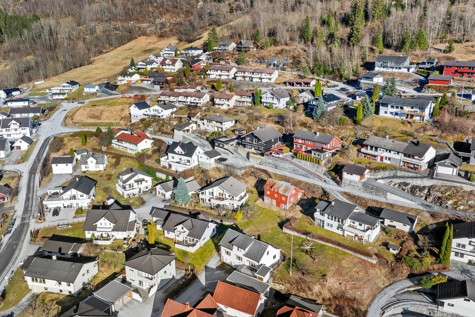 Området ligg sentralt til i rolege og barnevennlege omgivelsar i Johnsavegen like ved Gaupne sentrum. Galleribilde