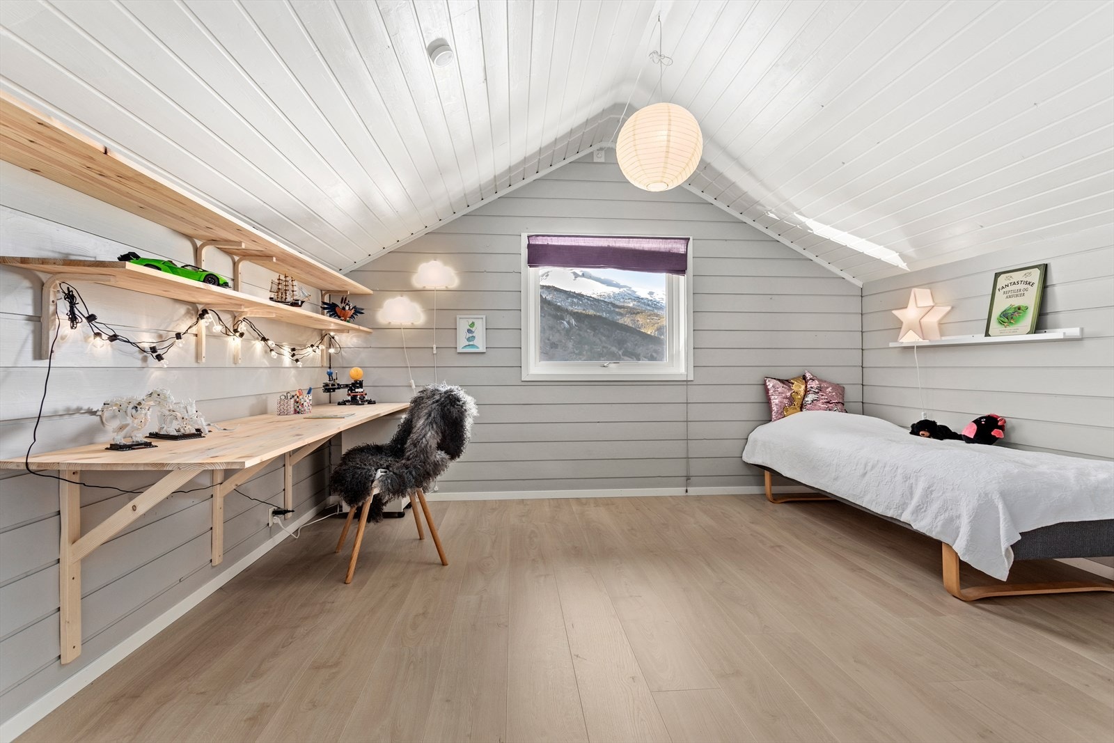 Loftet har til saman 3 soverom. Dette rommet egnar seg også som loftstove. (originalt teikna som tv-stove) Galleribilde