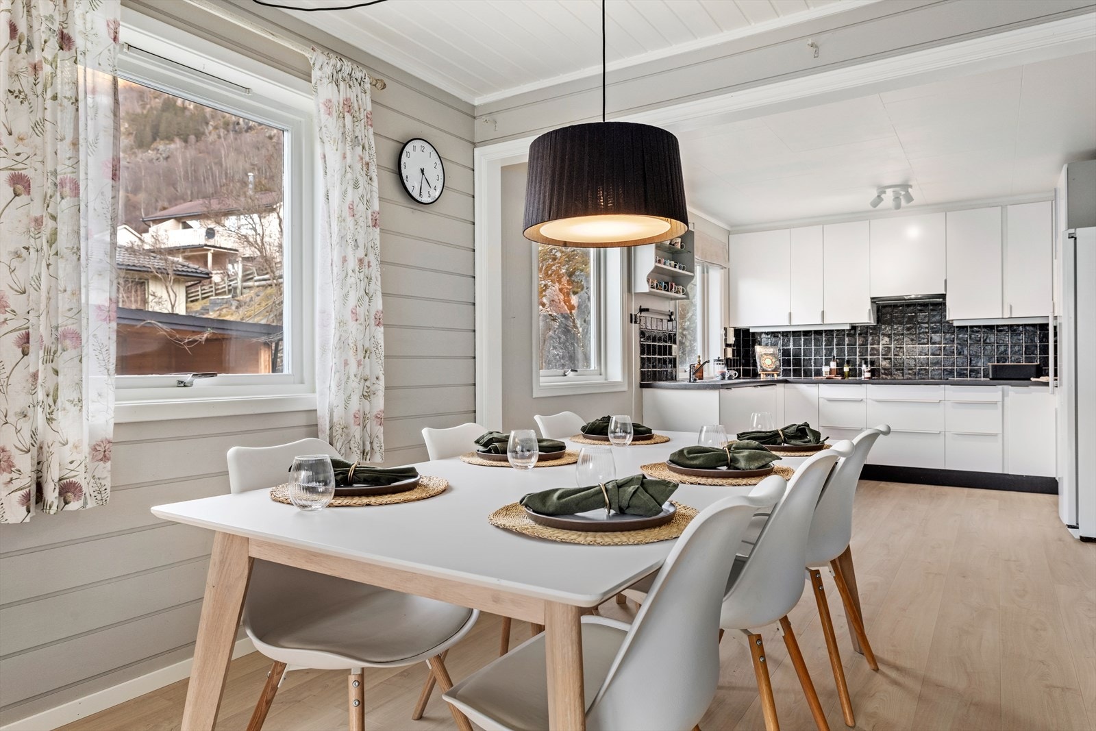 God plass til å ta imot gjester. Flott eteplass ved kjøkkenet. Galleribilde