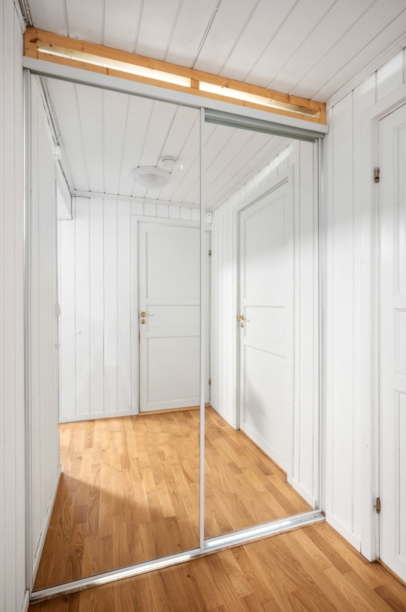 Skyvedørsgarderobe med speil Galleribilde