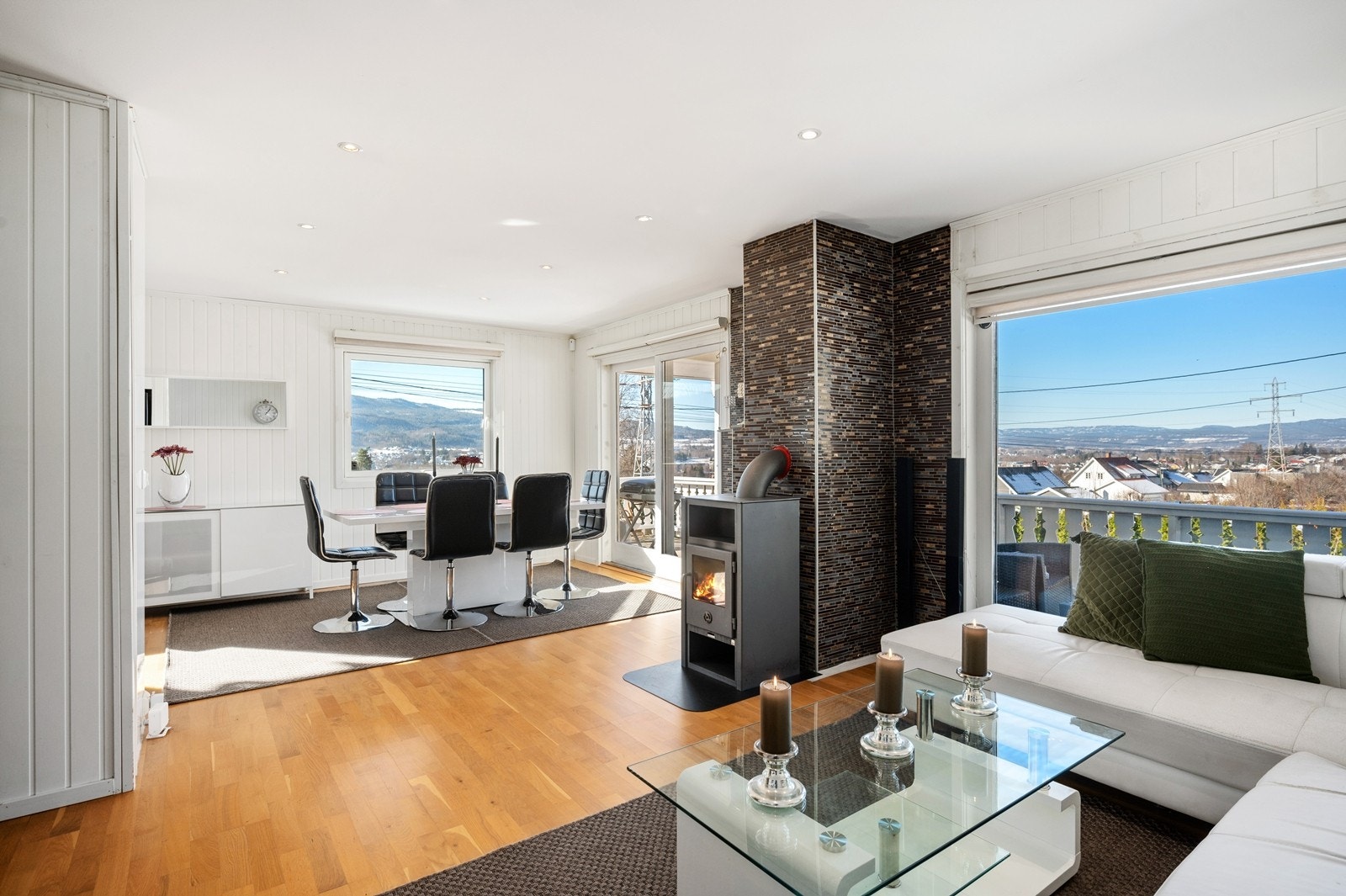 Store vindusflater som gir naturlig lys inn i stue og kjøkken Galleribilde