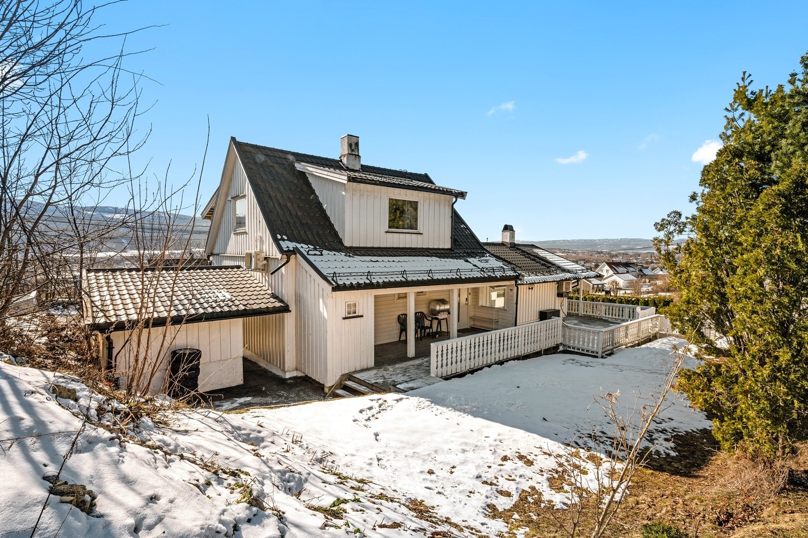 Utvendig er boligen kledd med liggende og stående trekledning Galleribilde