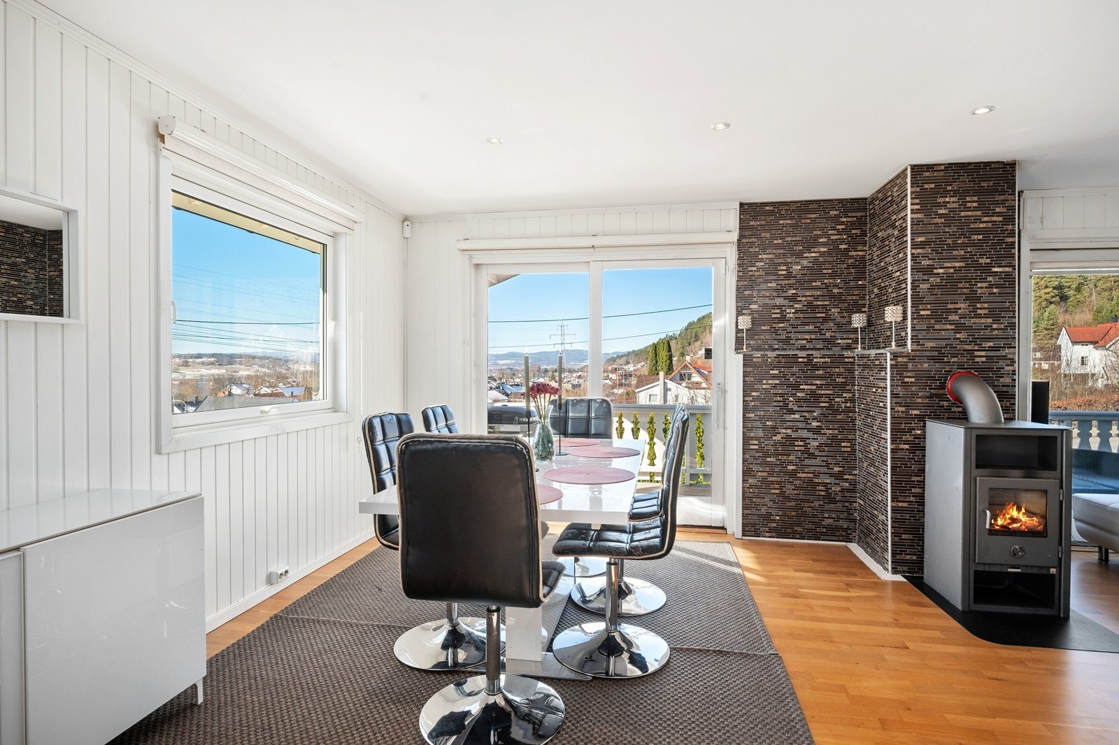 Det er utgang fra spisestuen til stor terrasse på ca. 109 kvm Galleribilde