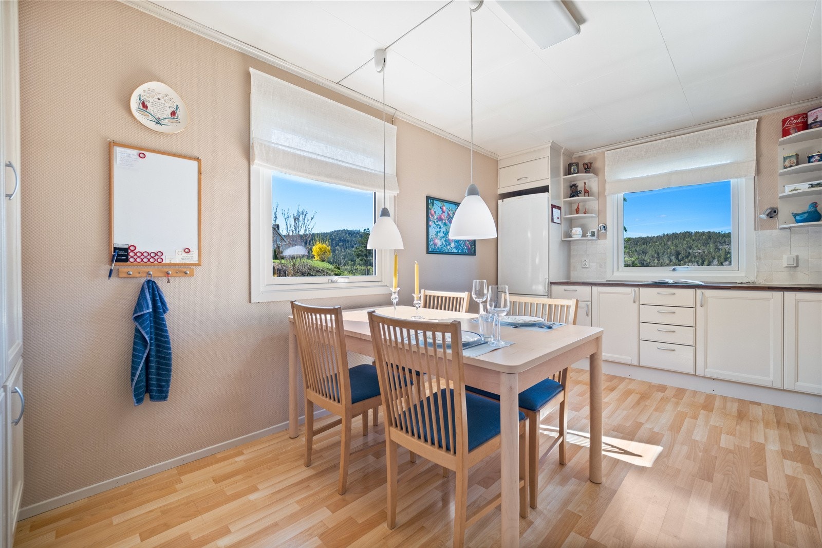 Kjøkkenet får også rikelig med naturlig lys inn. Galleribilde