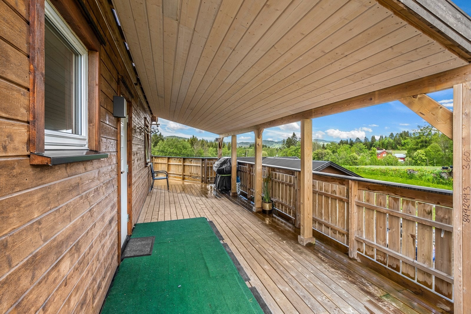 1. etasje og 2. etasje har separat inngangsparti så her er det godt tilrettelagt for muligheten til gode leieinntekter. Galleribilde