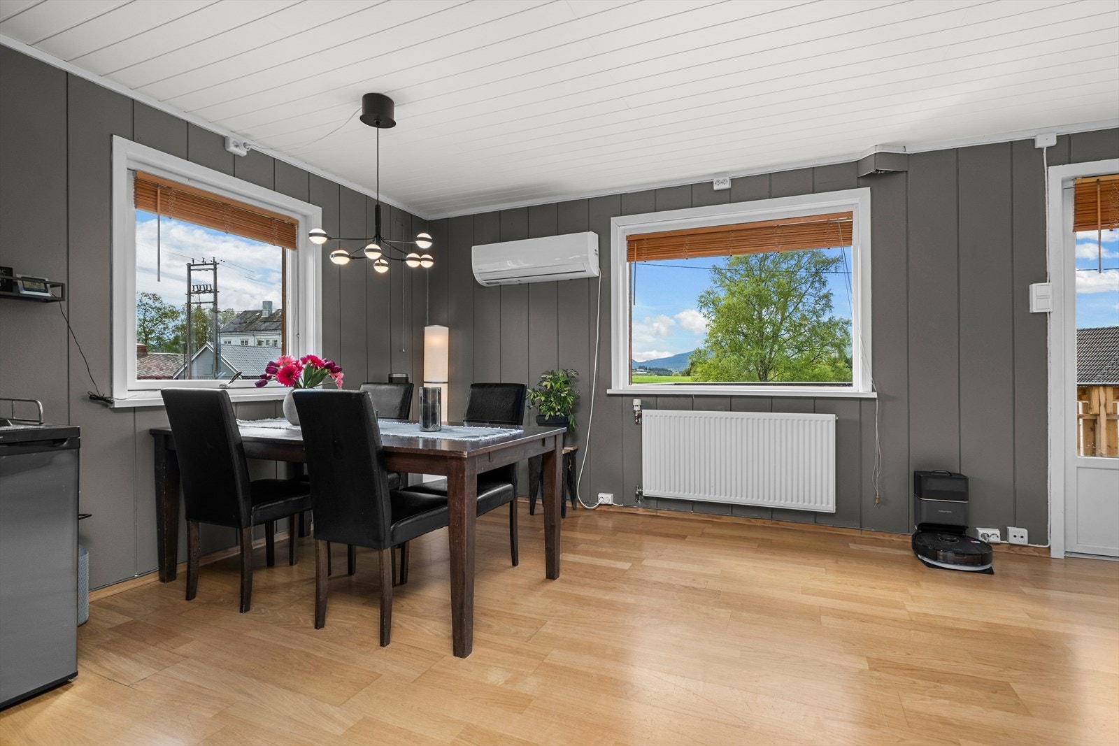 Flere vindusflater og lys fra flere himmelretninger gir en lys og luftig atmosfære. Galleribilde