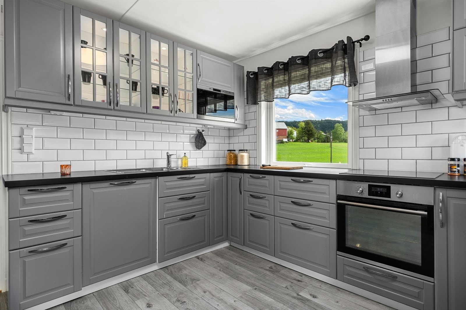 Stilrent kjøkken med pen standard. Galleribilde