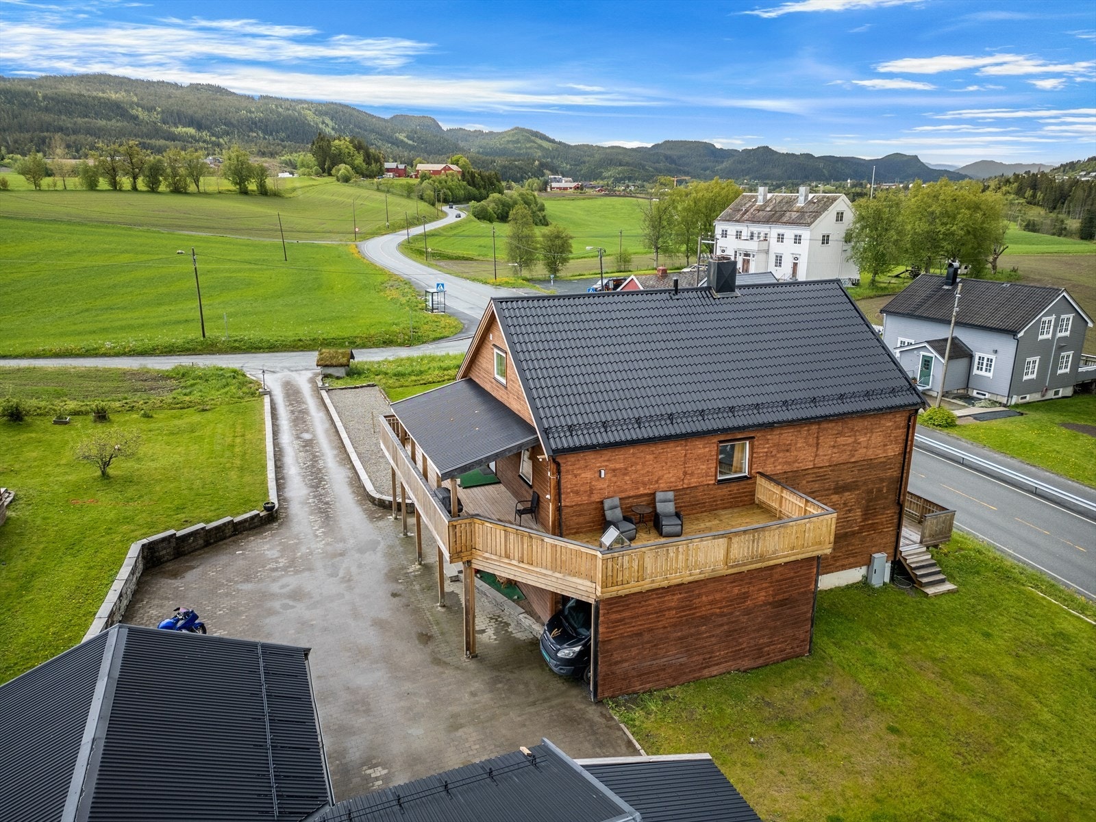 Det er også carport under terrassen i 2. etasje. Videre er det montert to elbilladere i forbindelse med oppgradering av det elektriske anlegget. Galleribilde