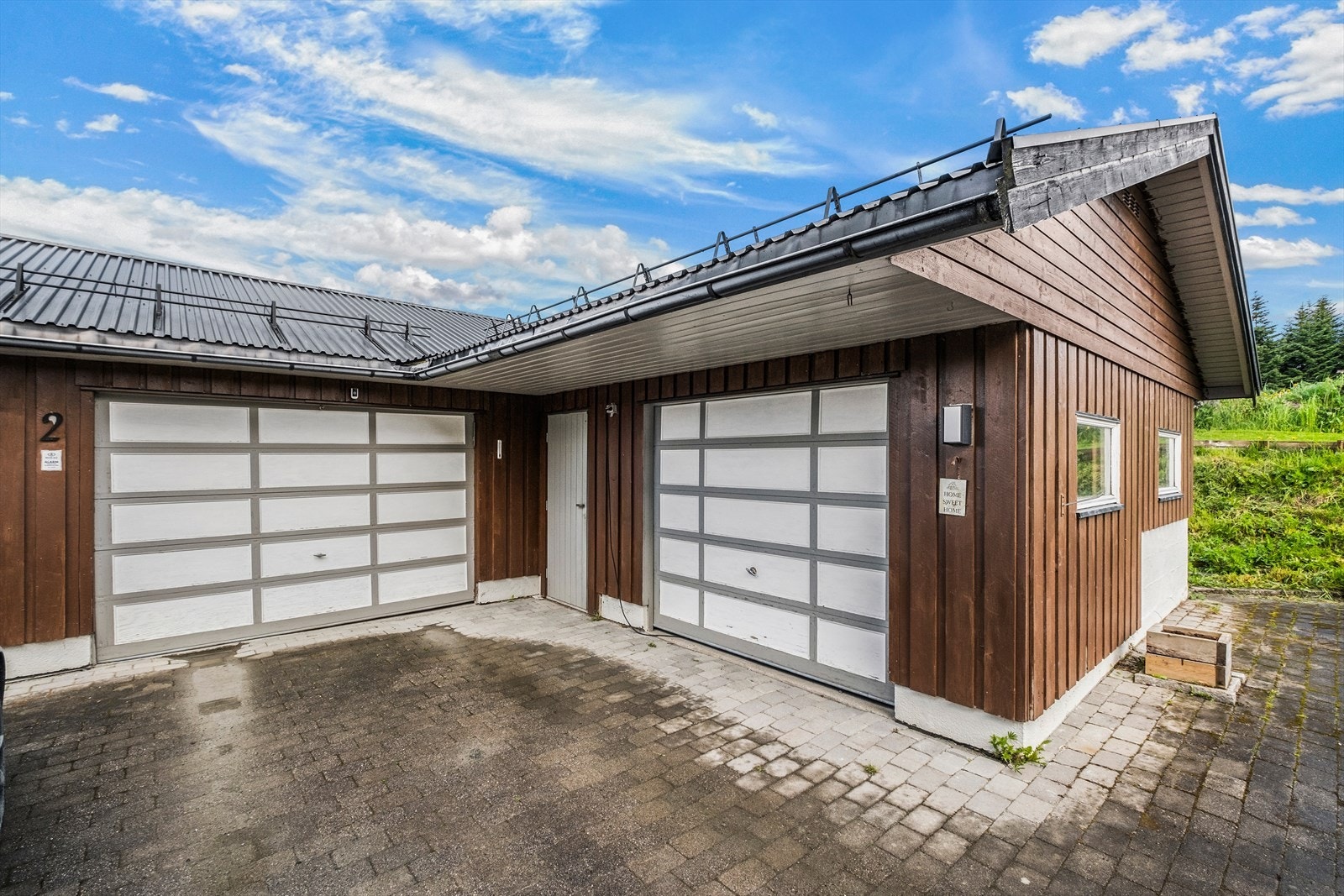 Gode parkeringsmuligheter med dobbelgarasje og oppstillingsplasser på gårdsplassen. Galleribilde