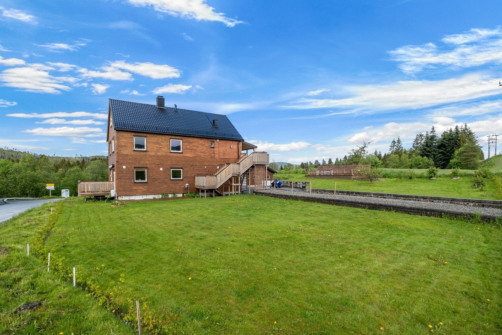 Flat og pen opparbeidet tomt på hele 2 095m² med bla. stor hage, steinbelagt innkjørsel og gårdsplass. Ble nylig plantet 4 kirsebær trær i "bedet" langs innkjørsel. Galleribilde