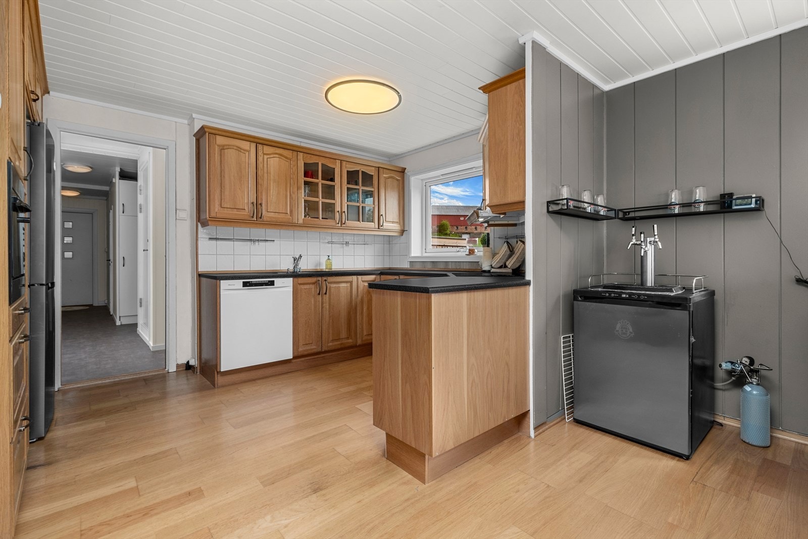 Kjøkkenet er fra 2005 og holder en pen standard. Integrerte hvitevarer medfølger handelen. Galleribilde