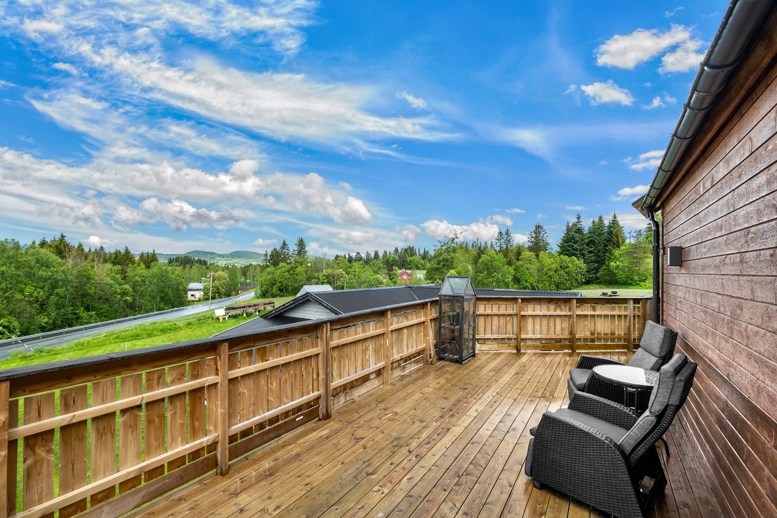 Terrassen i 2. etasje strekker seg over hele 57m² og har gode solforhold. Galleribilde